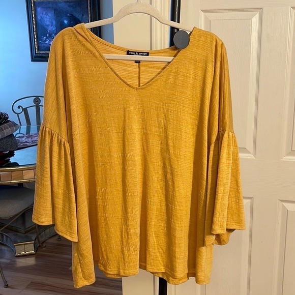 Cable & Gauge Tops - Cable & Gauge Yellow Bell Sleeves Flowy Top. D3/A